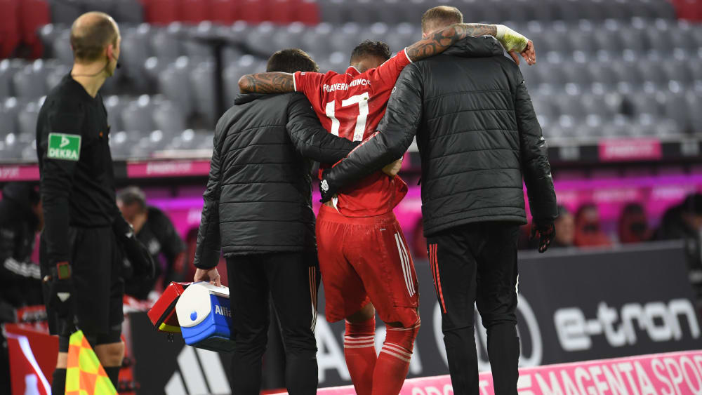 Er konnte den Rasen nur mit Hilfe verlassen: Jerome Boateng (2.v.r.).