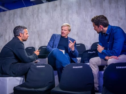 Oliver Kahn im Gespräch mit den kicker-Reportern Benni Hofmann (l.) und Carsten Schröter-Lorenz