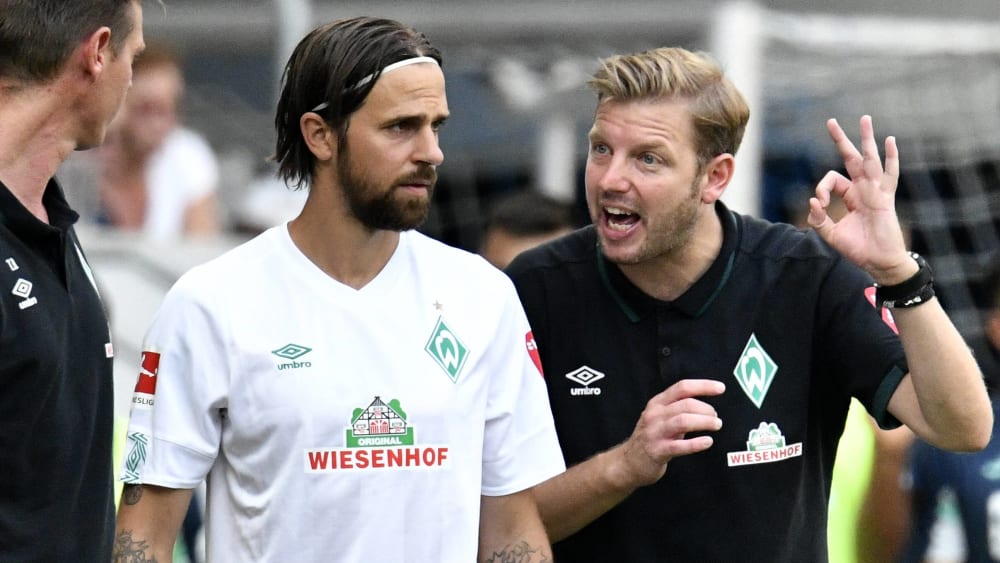 Martin Harnik im Werder-Trikot - hier im August 2019 mit Trainer Florian Kohfeldt (r.).