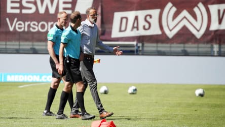 VfB-Trainer Pellegrino Matarazzo (rechts) unterhält sich mit Schiedsrichter Sascha Stegemann.