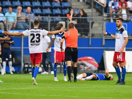 Aaron Opoku sieht Rot