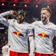 Sehr gefragt: Leipzigs Yan Diomande (li.) und Christoph Baumgartner