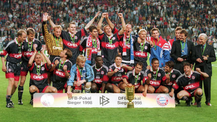 Der FC Bayern München feiert den Erfolg im DFB-Pokal 1997/98.