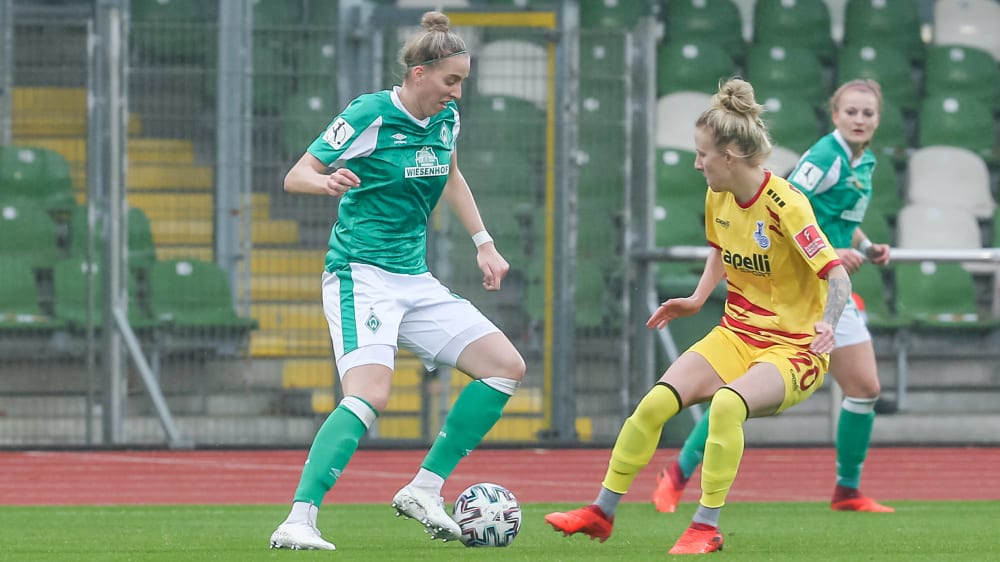 Torschützinnen unter sich: Katharina Schiechtl im Duell mit Julia Debitzki.