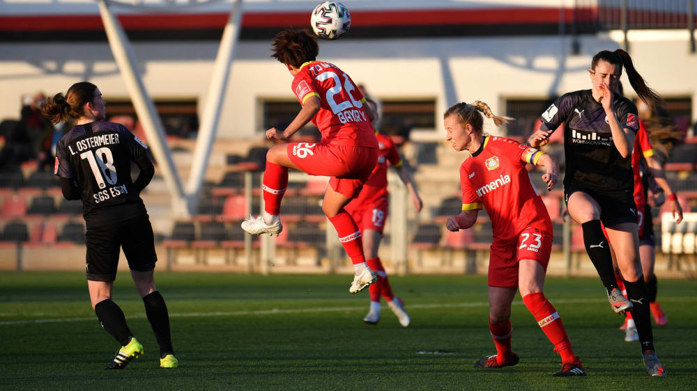 Mina Tanaka trifft für Bayer 04 Leverkusen gegen die SGS Essen.