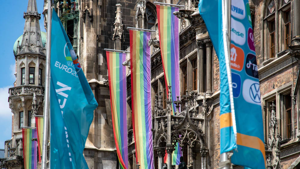 Weil die UEFA eine Allianz-Arena in Regenbogenfarben untersagt hat, ist zum Beispiel in München geschmückt worden.