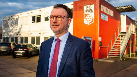 Richtet seinen Blick trotz des Rückzugs doch wieder auf die Regionalliga: Insolvenzverwalter Volker Reinhardt.