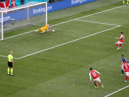 Finnlands Lukas Hradecky hielt den Strafstoß von Pierre-Emile Hjöjberg sicher.