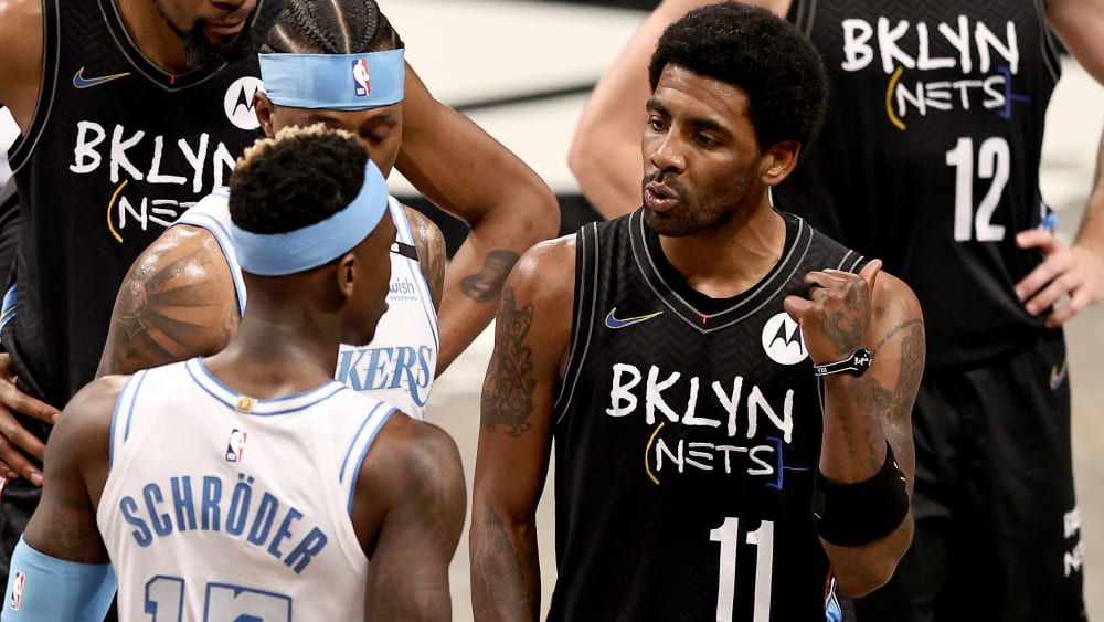 Dennis Schröder (li.) und Kyrie Irving mussten nach einer verbalen Auseinandersetzung vom Parkett.