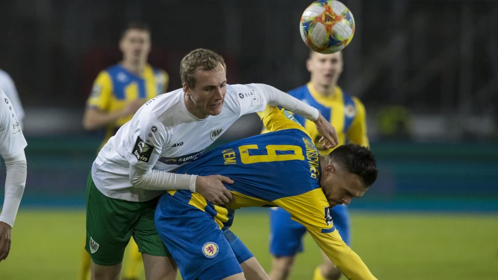 Es ging umkämpft zu: Münsters Simon Scherder (li.) gegen Braunschweigs Orhan Ademi.