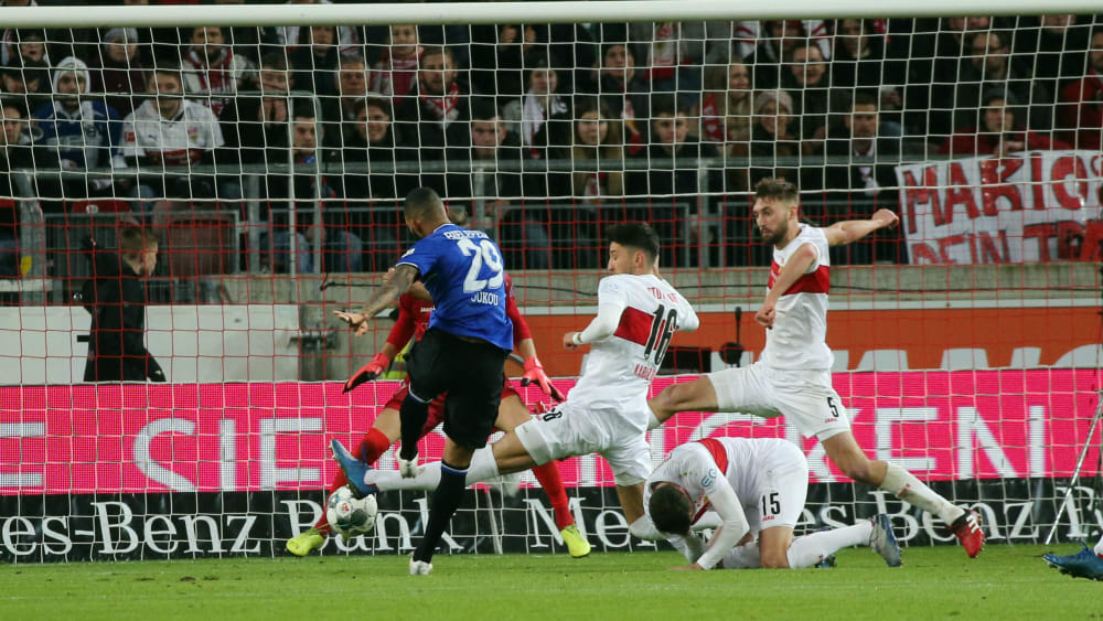 Foulspiel? Cebio Soukou schießt zum 1:1 für Bielefeld ein, während Pascal Stenzel (#15) zu Boden sinkt.
