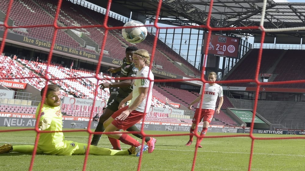 Erstes Bundesliga-Tor: Taiwo Awoniyi (Mitte) überwindet Kölns Keeper Timo Horn.