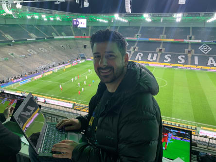 Arbeiten vor Geisterkulisse: kicker-Reporter Toni Lieto.