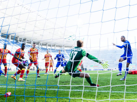 Karlsruhes Daniel Gordon überwindet Paderborns Keeper Leopold Zingerle zum Siegtor