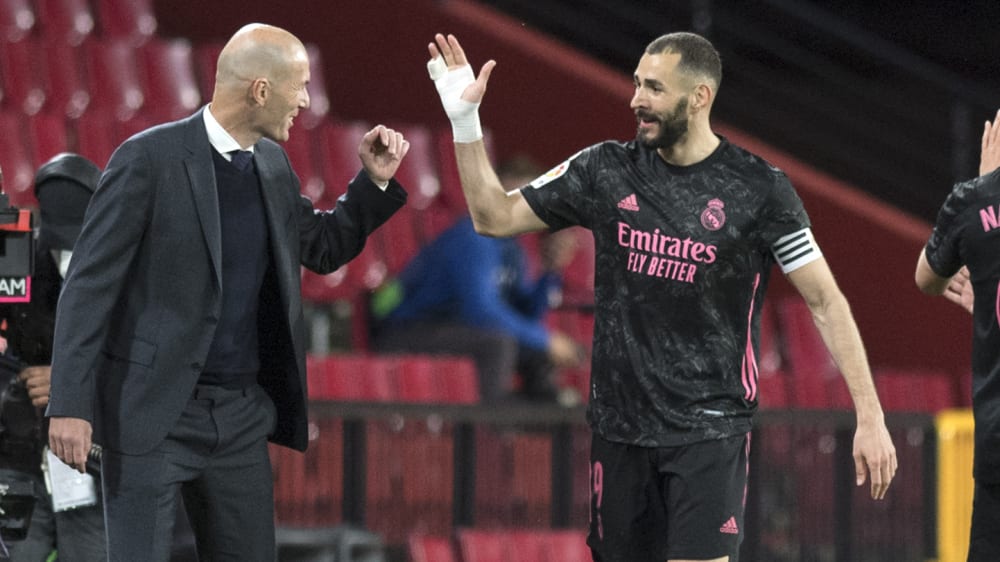Jubel nach dem 4:1 in Granada: Real-Trainer Zinedine Zidane (li.) und Stürmer Karim Benzema (M.).