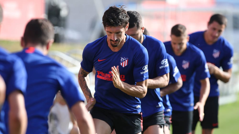 Spieler von Atletico Madrid zeigen sich aktiv beim Training.