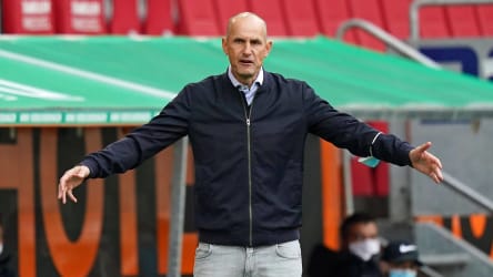 Konsterniert über nicht gegebenen Elfmeter: Augsburgs Trainer Heiko Herrlich.
