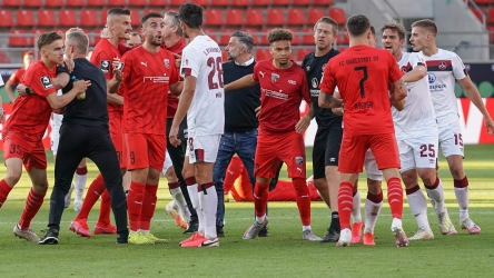 Rudelbildung im Großformat: Nach der Partie in Ingolstadt ging es rund zwischen den Spielern.