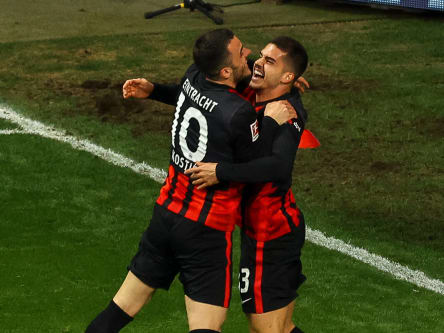 Freude pur: Filip Kostic und André Silva (re.) bejubeln das 2:0.