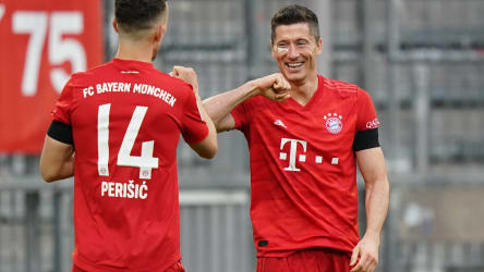 Robert Lewandowski feiert sein letztes Bundesliga-Tor beim 5:2 gegen Frankfurt mit Kollege Ivan Perisic.
