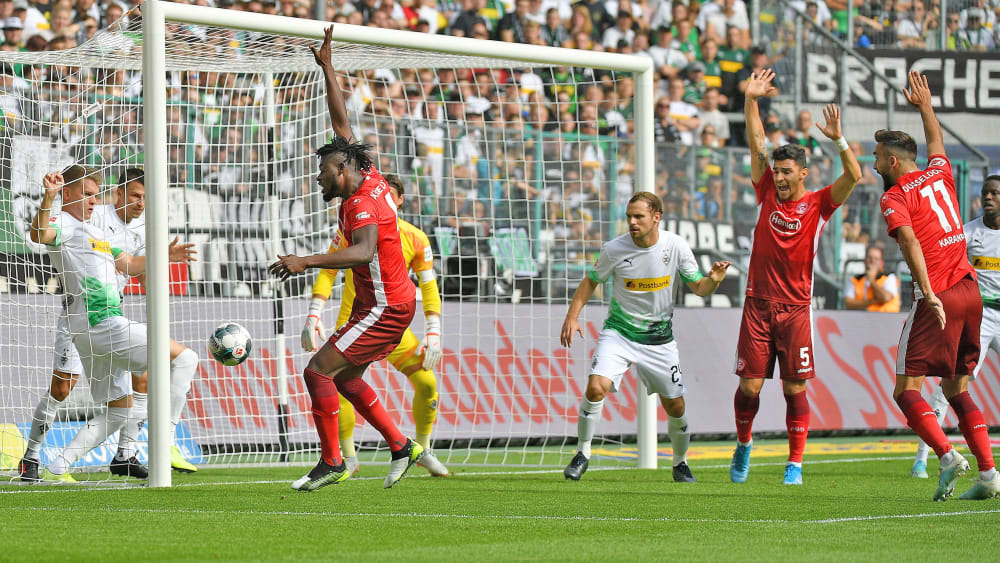 Gelungener Start: Kasim Adams (3.v.l.) erzielt das frühe 1:0 der Düsseldorfer.