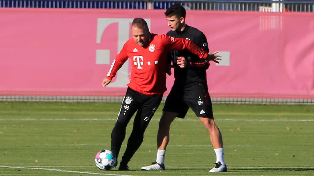 Intensives Training: Hansi Flick im "Zweikampf" mit Marc Roca.