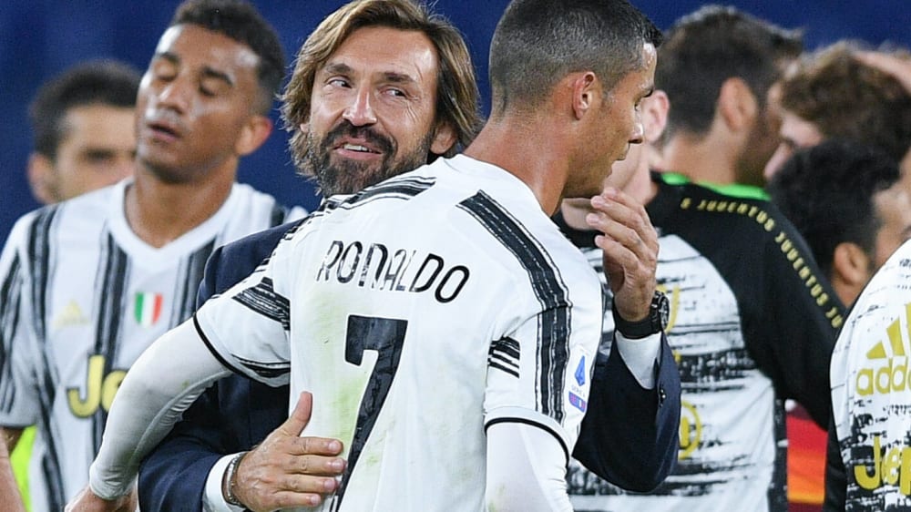 Andrea Pirlo umarmt seinen Schützling Cristiano Ronaldo.