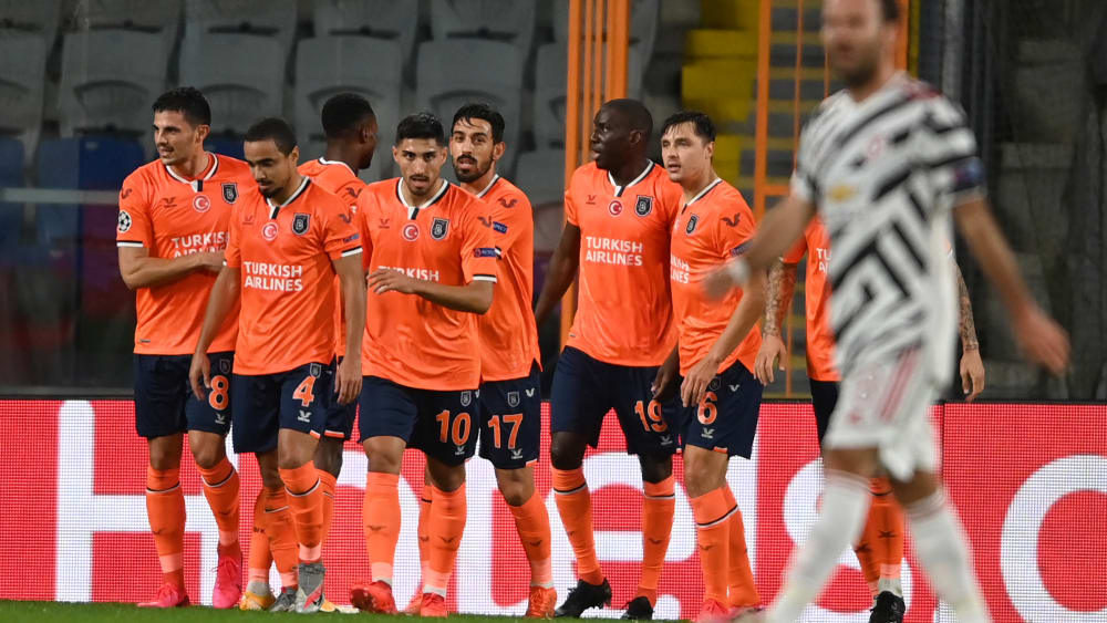 Die Spieler von Basaksehir jubeln über das 1:0 durch Demba Ba (Nr. 19).
