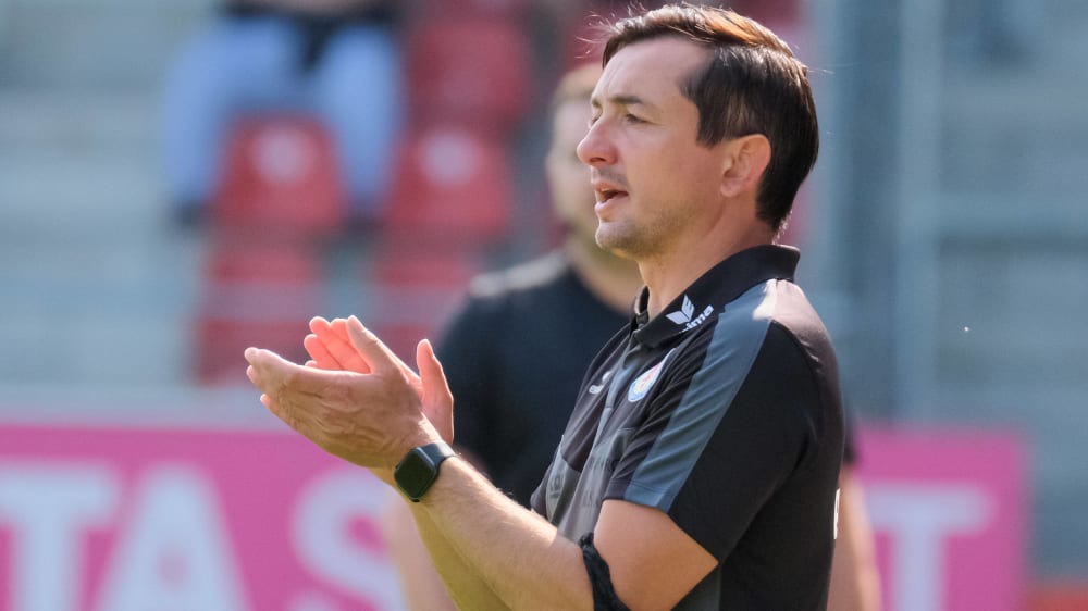 Braunschweigs Trainer Daniel Meyer zeigt Respekt vor Holstein Kiel, aber keine Furcht.