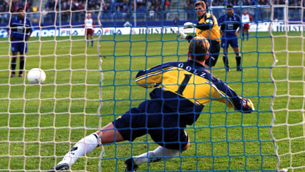 Jörg Butt verlädt Freiburgs Keeper Richard Golz