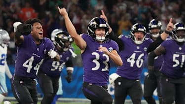 Sep 27, 2026; Rio De Janeiro, BRA;  Baltimore Ravens kicker Tyler Loop (33) and the Ravens celebrate after Loop kicks the game winning field during the game against the Dallas Cowboys at Maracana Stadium.  Mandatory Credit: Kirby Lee-Imagn Images