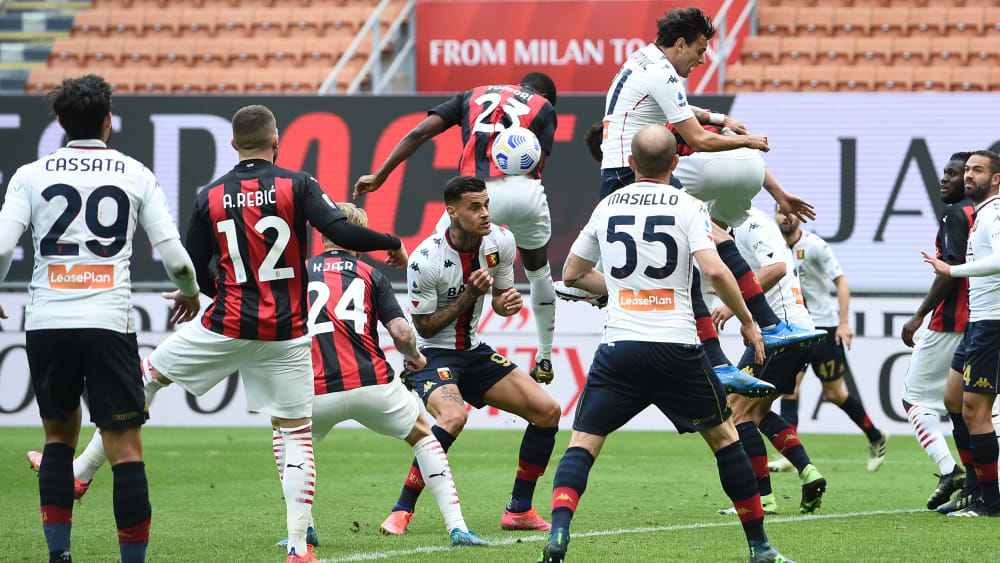 Vom Rücken Scamaccas (#9) springt der Ball zum 2:1 für Milan ins Tor.