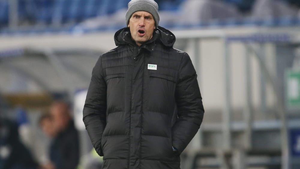 Angefressen wegen der Minuten nach Wiederbeginn: Heiko Herrlich.