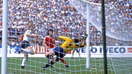 Horst Hrubesch (l.) trifft nach elf Minuten zum 1:0-Endstand.
