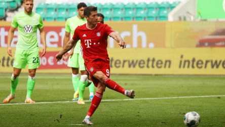 Bayerns Goalgetter Robert Lewandowski macht vom Punkt seinen 34. Saisontreffer.