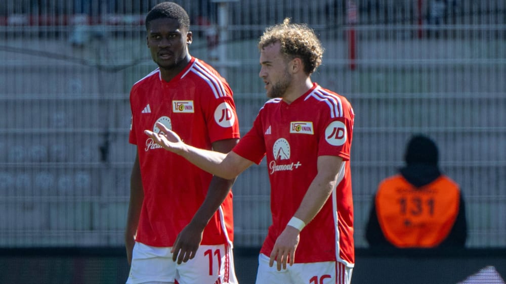Chris Bedia (1. FC Union, li.) und Benedict Hollerbach bejubeln ein Tor