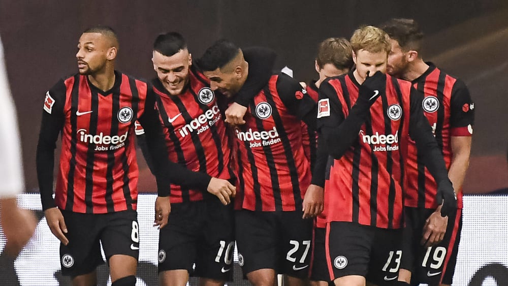 Herzhafte Umarmung von Filip Kostic und mehr: Frankfurts 1:0-Schütze Aymen Barkok wird nach seinem Tor ausgiebig gefeiert.