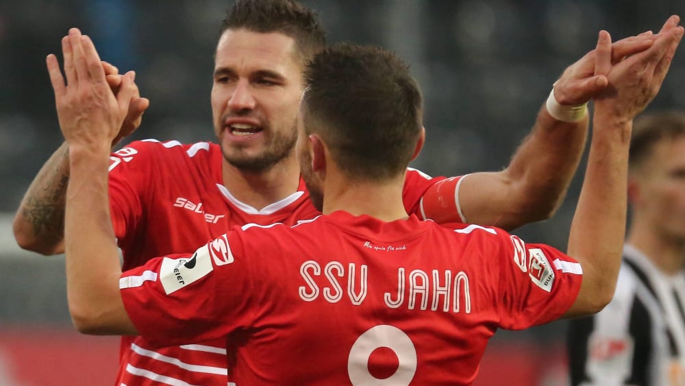 Zum letzten Mal gemeinsam für den Jahn: Regensburgs Marco Grüttner (l.) und Andreas Geipl.
