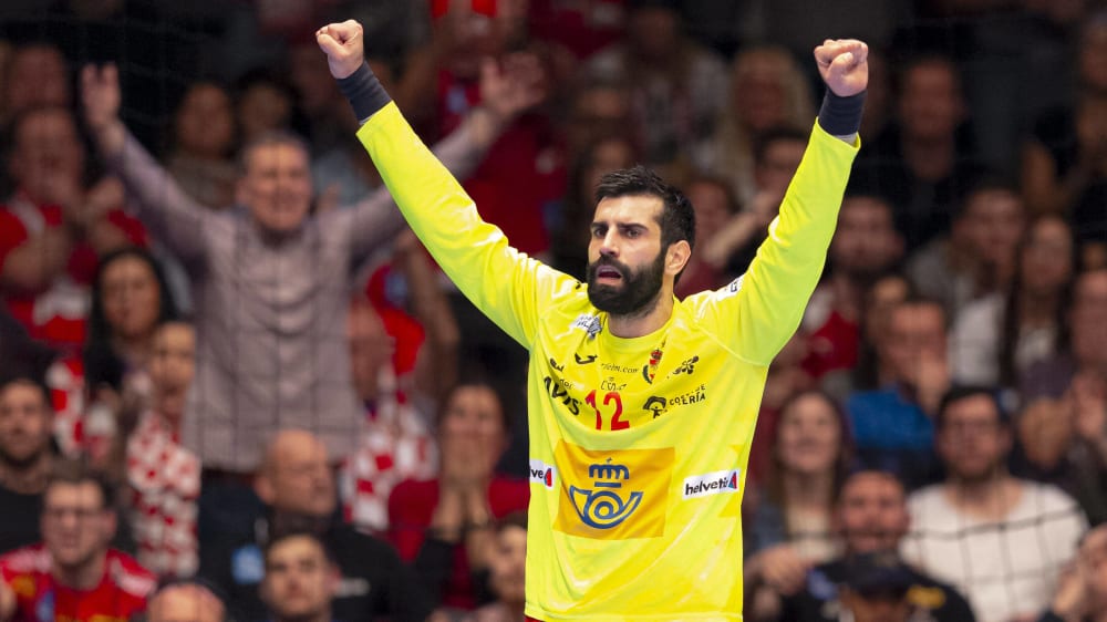 Arme nach oben: Für Rodrigo Corrales läuft es mit Spanien bei der Handball-EM wie geschmiert.
