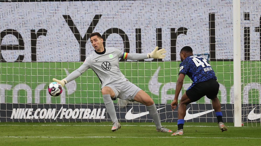 Wolfsburgs Keeper Koen Casteels klärt gegen Hertha-Stürmer Jhon Cordoba.