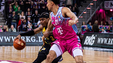 easyCredit Basketball Bundesliga, Telekom Baskets Bonn vs. MHP Riesen Ludwigsburg, 27.3.2026 Stefan Smith (MHP RIESEN LUDWIGSBURG 3) gegen Joel Aminu (Telekom Baskets Bonn 21) -- easyCredit Basketball Bundesliga, Telekom Baskets Bonn vs. MHP Riesen Ludwigsburg, 27.3.2026, Telekom Dome Bonn *** easyCredit Basketball Bundesliga, Telekom Baskets Bonn vs MHP Riesen Ludwigsburg, 27 3 2026 Stefan Smith MHP RIESEN LUDWIGSBURG 3 vs Joel Aminu Telekom Baskets Bonn 21 easyCredit Basketball Bundesliga, Telekom Baskets Bonn vs MHP Riesen Ludwigsburg, 27 3 2026, Telekom Dome Bonn Copyright: xBEAUTIFULxSPORTS Derixx