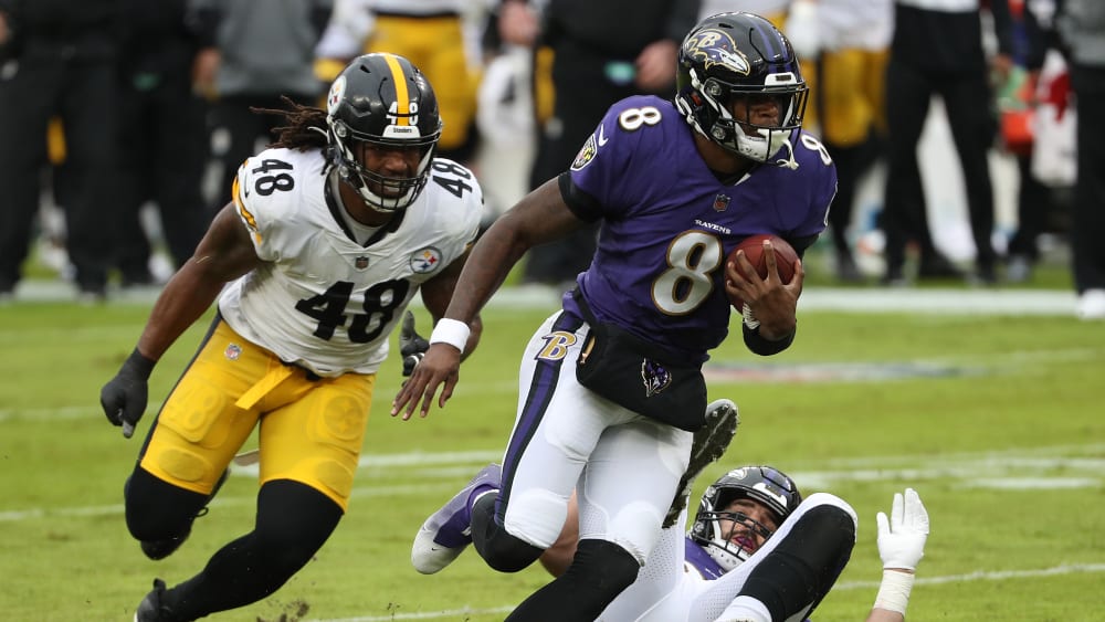 Treffen nun erst am Sonntag aufeinander: Pittsburghs Bud Dupree (li.) und Baltimores Lamar Jackson (Mitte).