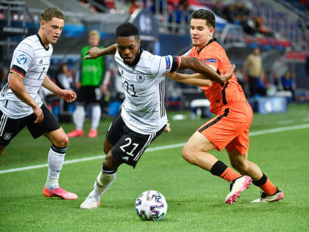 Ridle Baku (Mi.) im Duell mit dem Niederländer Ferdi Kadioglu