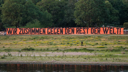Dynamo-Fans halten ein Spruchband in Richtung des Dresdner Mannschafthotels.