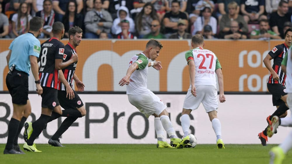 Traumtor aus der Distanz: Florian Niederlechner bei seinem Schuss zum 2:0.