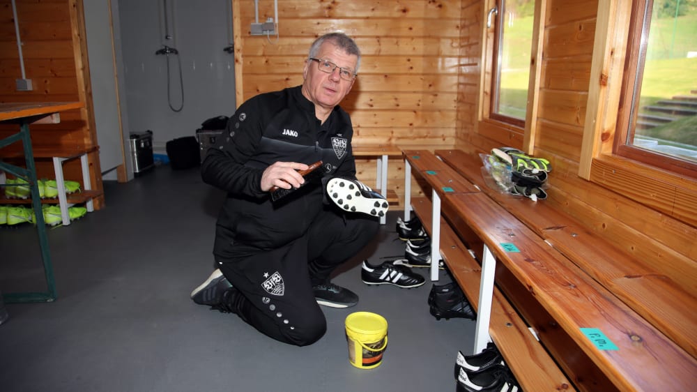 Nicht nur für Fußballschuhe zuständig: VfB-Zeugwart Michael Meusch.
