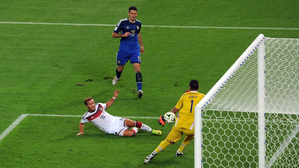 WM-Finale 2014 zwischen Deutschland und Argentinien: Es läuft die 113. Minute, Mario Götze macht ihn.