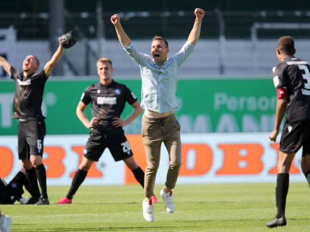 Mission Klassenerhalt geschafft - versüßt mit einem neuen Vertrag für Christian Eichner.
