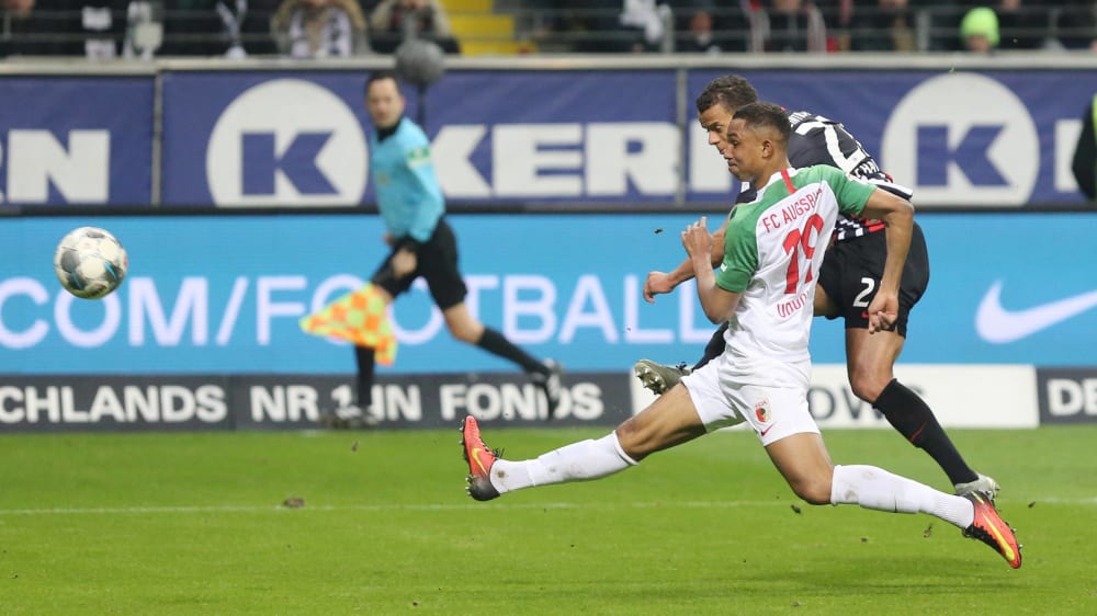 Wuchtiger Schuss zum 1:0: Augsburgs Felix Uduokhai (Mi.) kann das 1:0 für Frankfurt durch Timothy Chandler (re.) nicht verhindern.