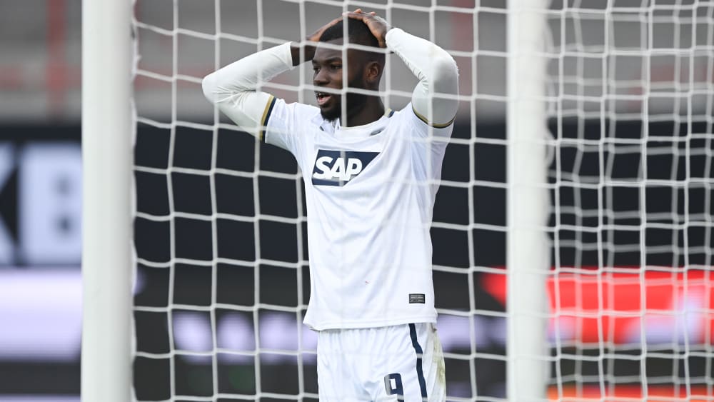 Hoffenheims Ihlas Bebou ärgert sich über eine vergebene Chance bei Union Berlin.
